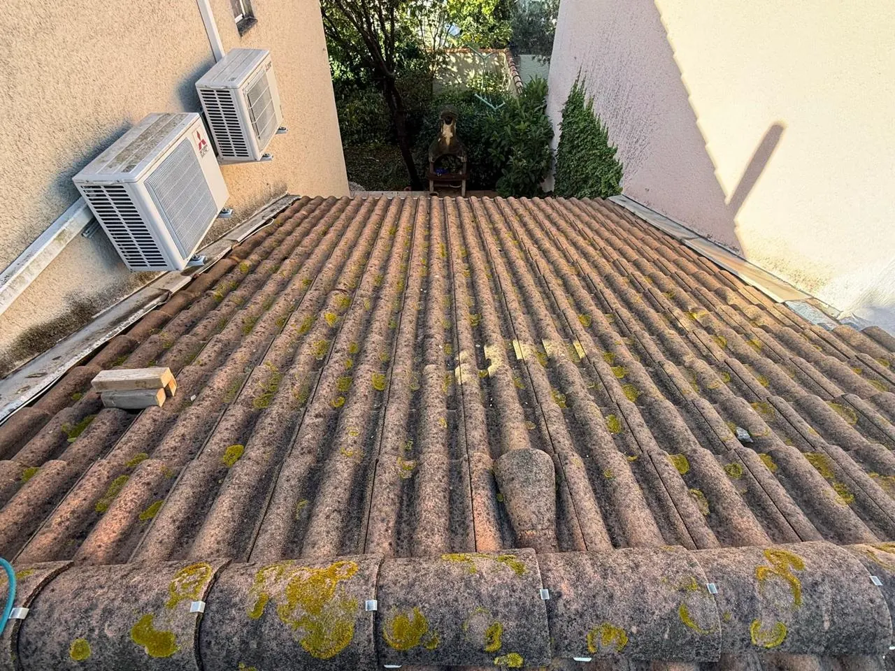 Démoussage de toiture : avant