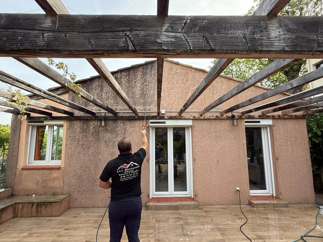 Nettoyage de façade et de terrasse en cours
